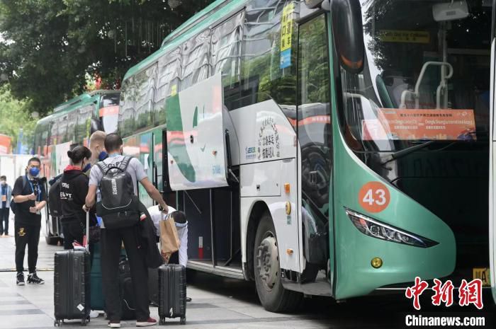 除了紧张刺激的剧情，充满本土地域特色的城市生态也一览无余